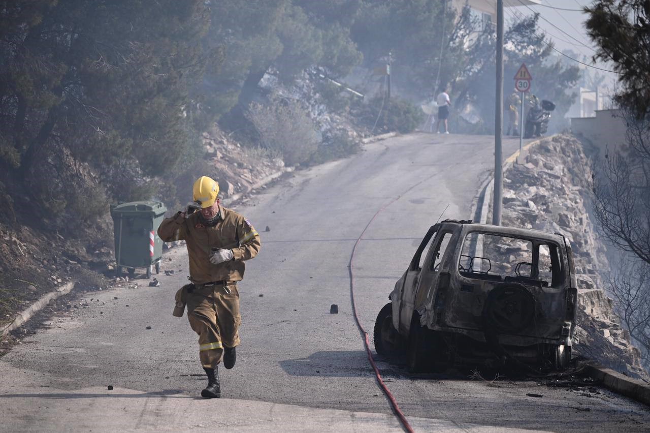 Δραματικές ώρες στη Βούλα: Καίγονται σπίτια 