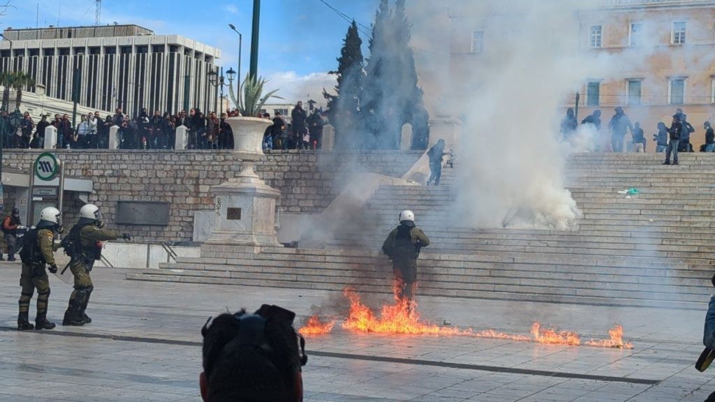 Επεισόδια με χημικά στη πορεία για τα Τέμπη στο Σύνταγμα