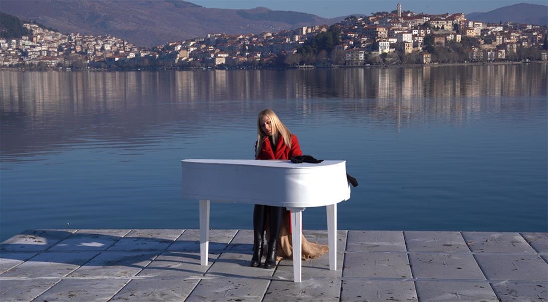 Καστοριά: Παίζει πιάνο στη μέση της λίμνης