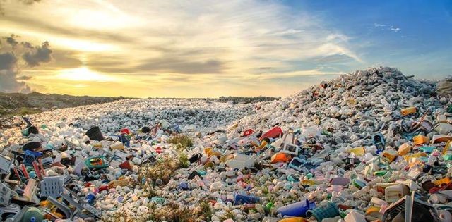 Στα σκουπίδια 700.000 τόνοι πλαστικών