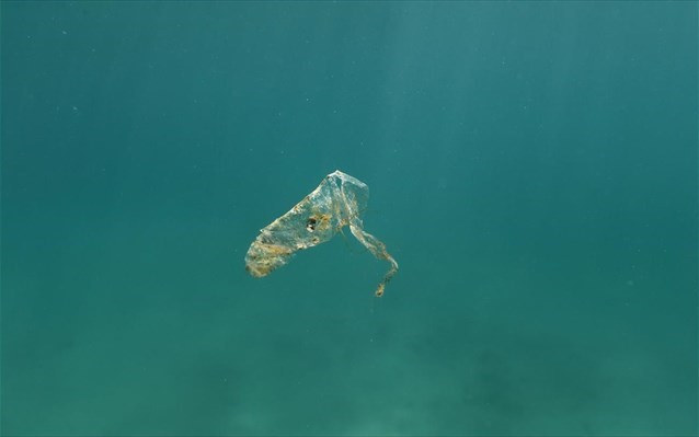 Γεμάτες από πλαστικά οι ελληνικές θάλασσες
