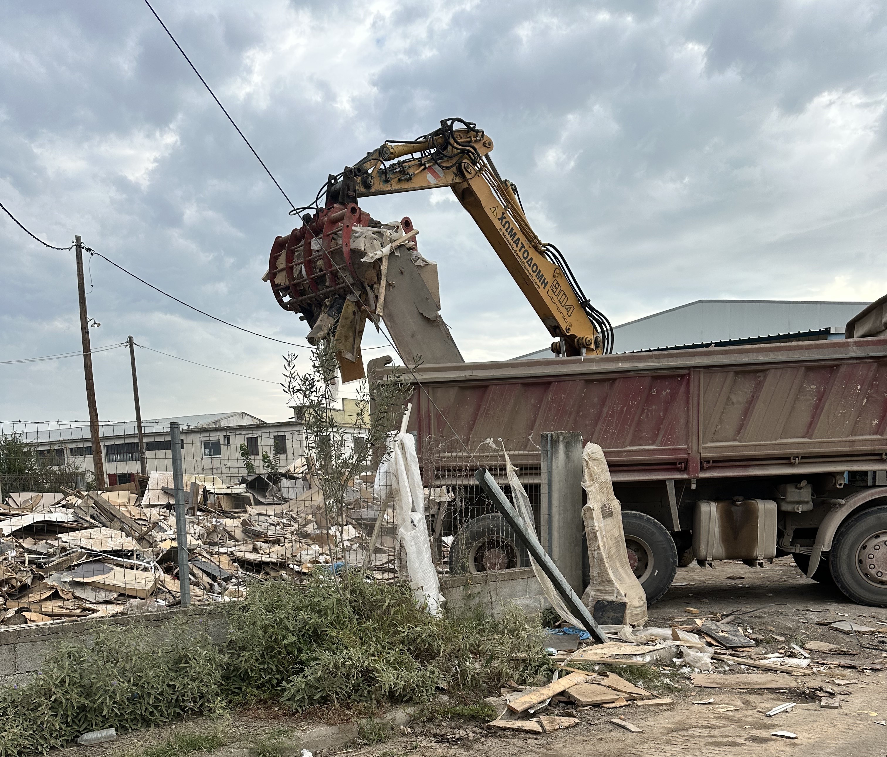 Μηχανήματα έργου αποκαθιστούν τις ζημιές των πλημμυρών