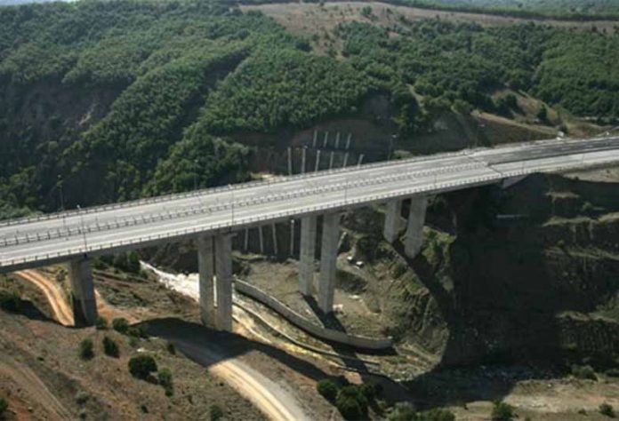 60χρονος έπεσε στο κενό από γέφυρα της Εγνατίας