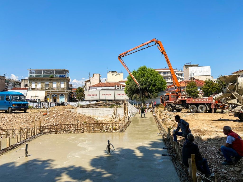 Συνεχίζονται οι εργασίες στην κεντρική πλατεία των Τρικάλων