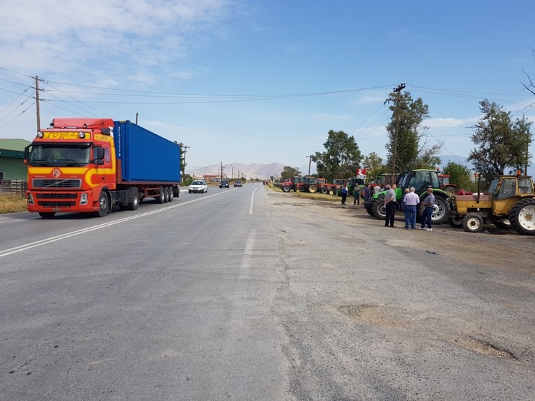 Στους δρόμους οι αγρότες για τις χαμηλές τιμές στο βαμβάκι