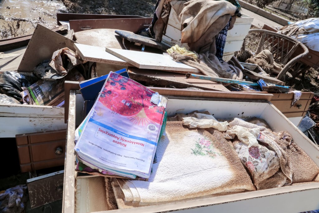 "Μάχη" με το χρόνο για την επαναλειτουργία των σχολείων