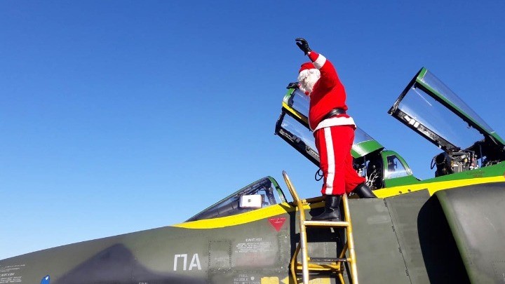Με F-16 προσγειώθηκε ο Άγιος Βασίλης στη Λάρισα