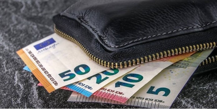 Βρήκε και παρέδωσε πορτοφόλι με 2.000 ευρώ