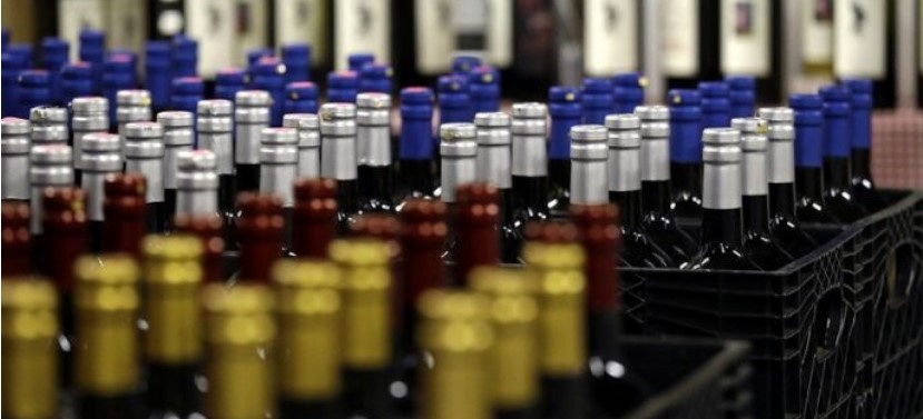 Δεσμεύτηκαν εκατοντάδες φιάλες με οινοπνευματώδη ποτά