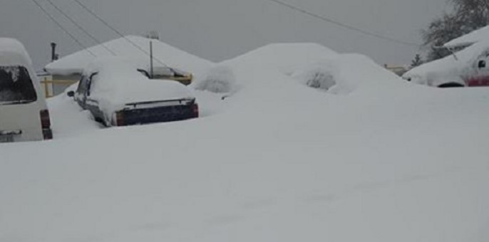 «Πνιγμένο» στο χιόνι και χωρίς ρεύμα το Πουρί