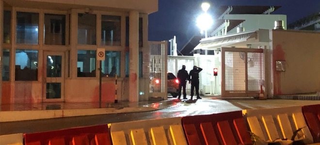 Μπογιές στην πρεσβεία των ΗΠΑ από τον Ρουβίκωνα