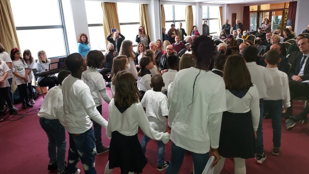 Το 85% των παιδιών παρακολουθεί μαθήματα