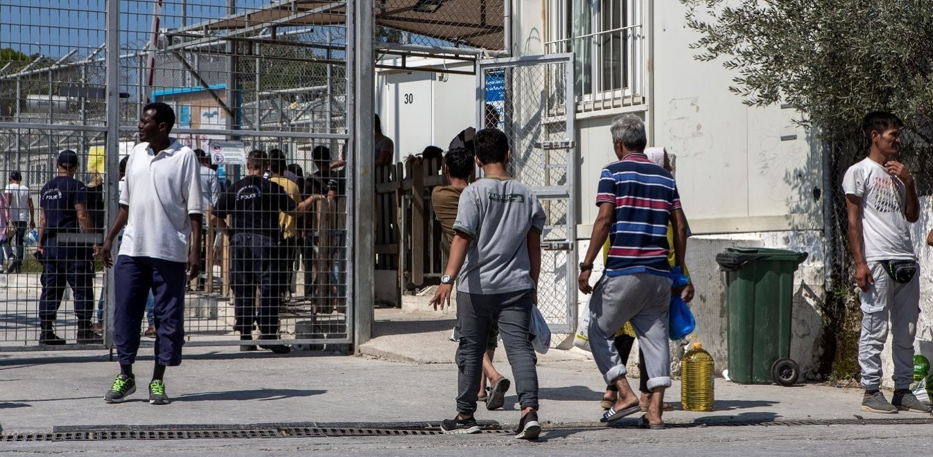 Πρόσφυγες και ντόπιοι έφτιαξαν λακκούβες στους δρόμους