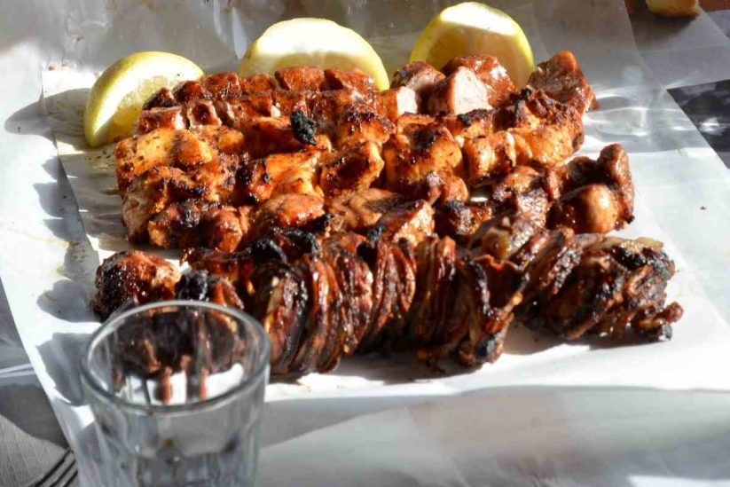 Σύλληψη και 5.000€ σε ψησταριά για όρθιους πελάτες