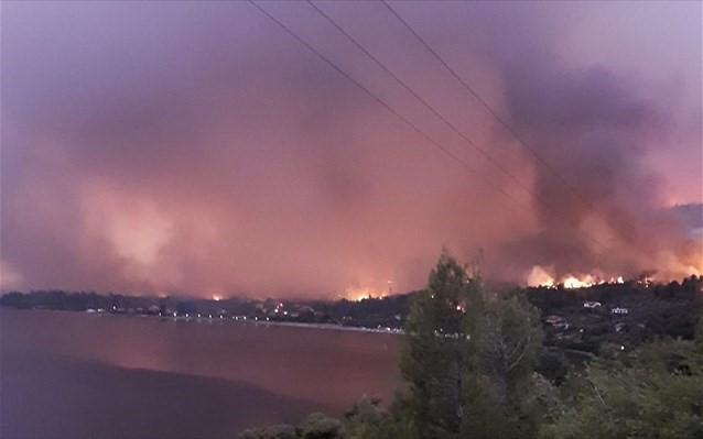 Απομακρύνουν τους κατοίκους με πλοία