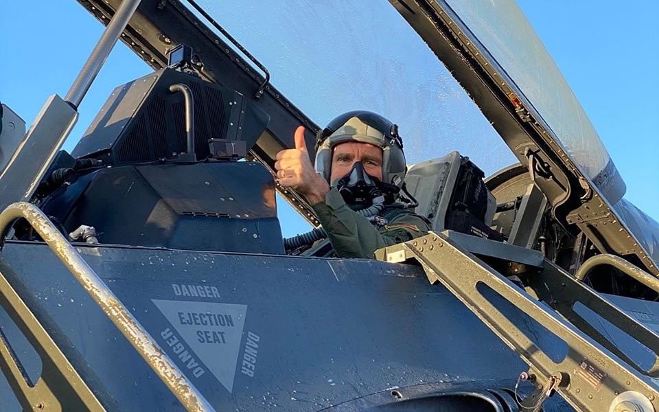 Ο Τζέφρι Πάιατ πέταξε με F-16