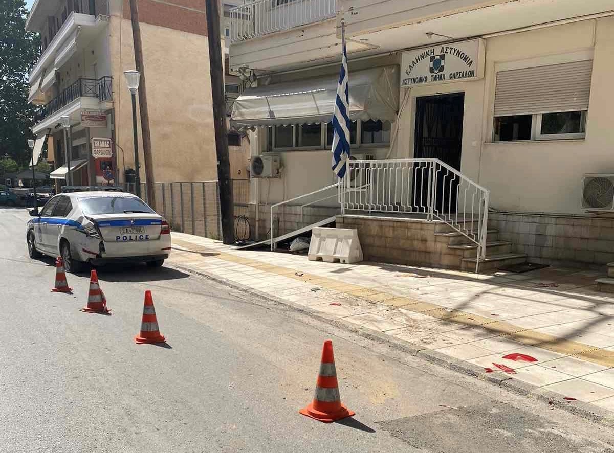 Οδηγός έπεσε πάνω σε σταθμευμένο περιπολικό