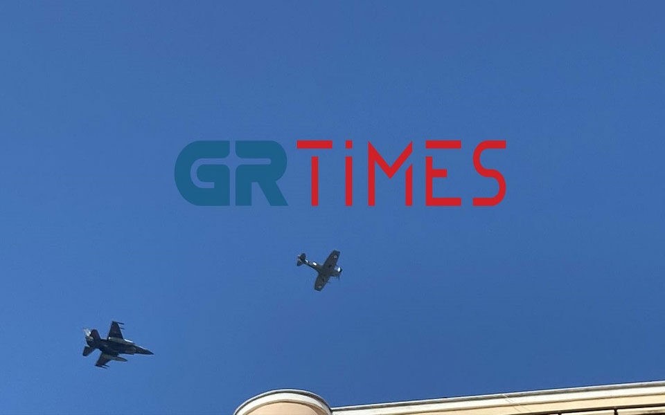 Εντυπωσιακές εικόνες από τις πτήσεις F-16 και Spitfire (βίντεο)