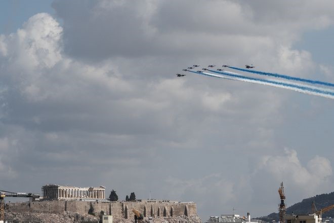 Rafale "ζωγράφισαν" τα ελληνικά χρώματα
