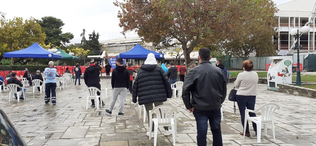 Στις ουρές από το πρωί για το rapid test