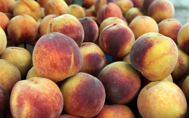 «Βάφτιζαν» σέρβικα τα ελληνικά ροδάκινα