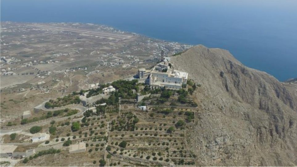 Δύο νεκροί από πτώση οχήματος σε χαράδρα