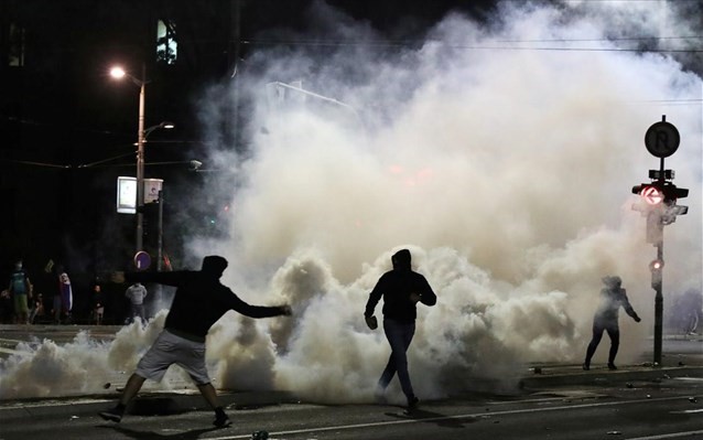 Οι νέοι περιορισμοί έφεραν την βία στη Σερβία