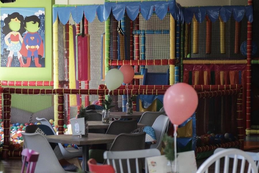 Ανοίγουν υπαίθριοι παιδότοποι και κλειστοί κινηματογράφοι