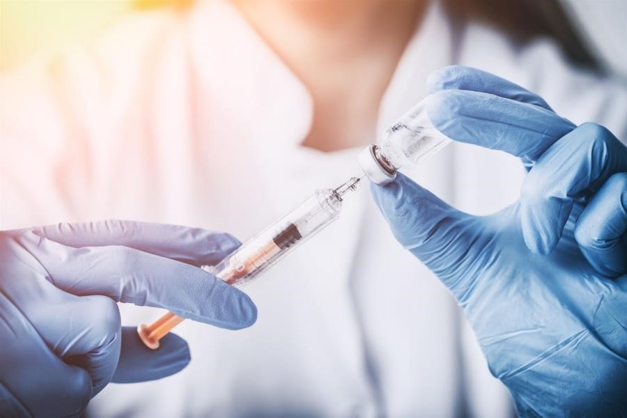 Ποιοι παίρνουν σειρά για την τρίτη δόση εμβολίου