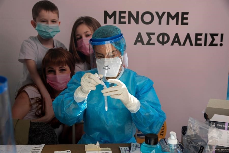 "Υποχρεωτικός εμβολιασμός για όλους μέσα στο 2022"