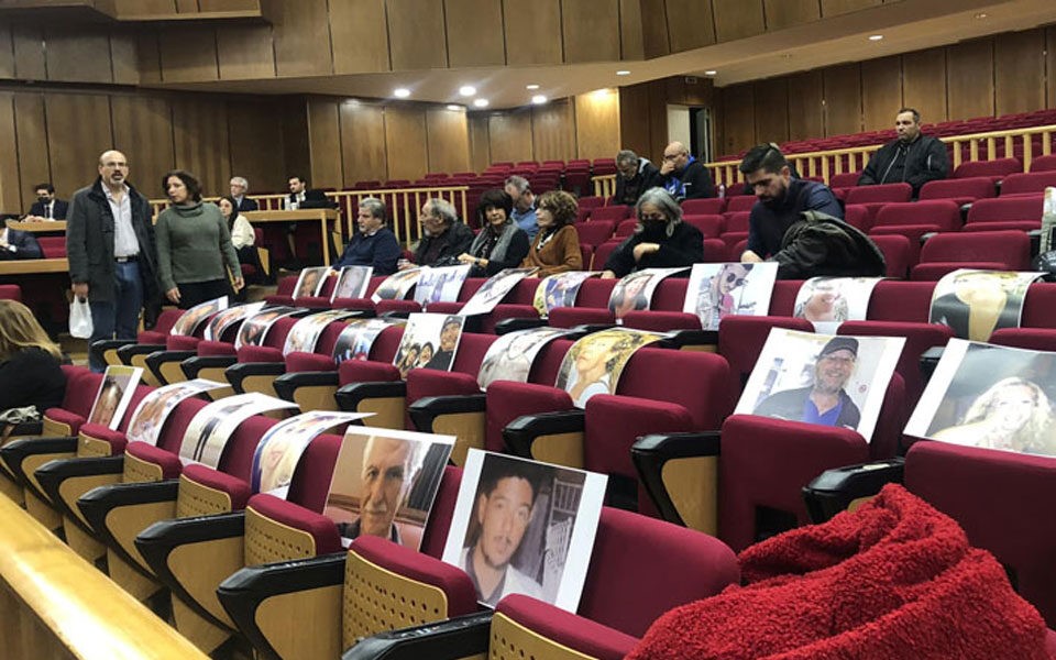 Συγγενείς των θυμάτων έβαλαν φωτογραφίες τους στα έδρανα