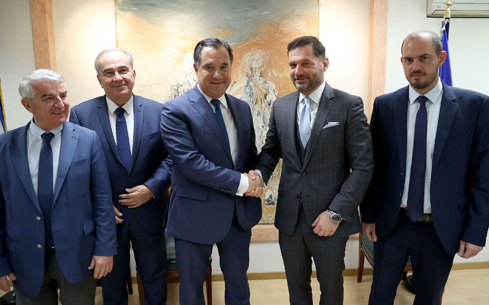 Έπεσαν οι υπογραφές για τα Ναυπηγεία Ελευσίνας