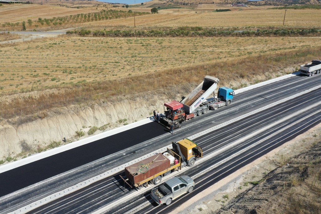 Άσφαλτος στο νέο οδικό άξονα της παράκαμψης Συκεώνα
