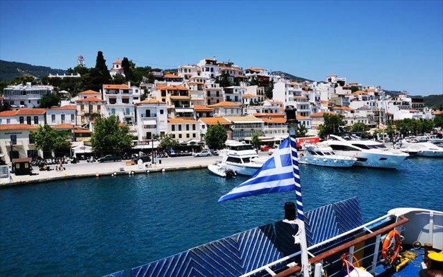 Πρώτες πτήσεις από Ρουμανία με 330 τουρίστες