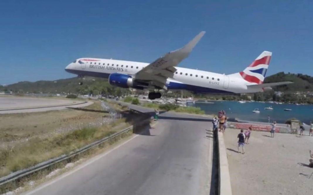 Τουρίστρια εκτινάχθηκε από αέρια τουρμπίνων αεροσκάφους