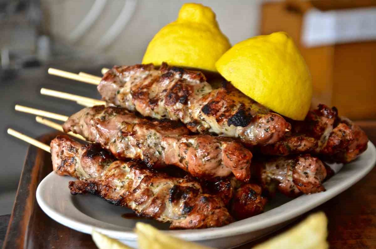 Αλληλομηνύθηκαν με αφορμή… την πληρωμή για ένα σουβλάκι!