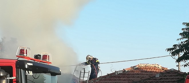 Στις φλόγες τυλίχτηκε σπίτι στον Άναυρο