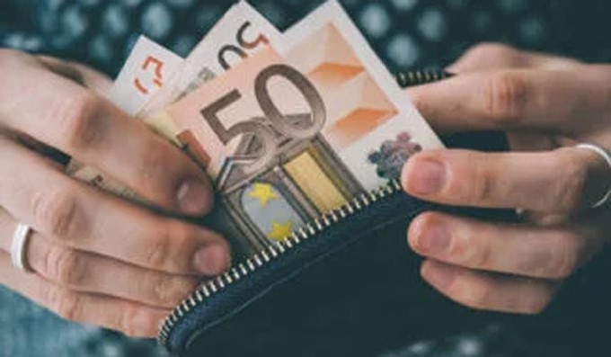 Σε αύξηση 8% προσανατολίζεται το υπουργείο Εργασίας