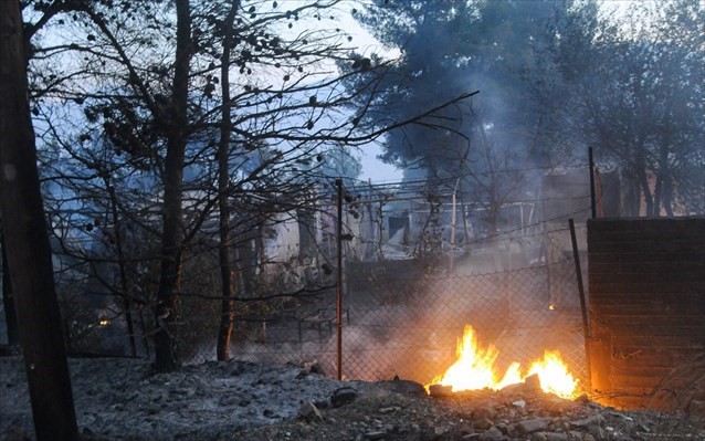 Σε εξέλιξη η πυρκαγιά στην Κορινθία