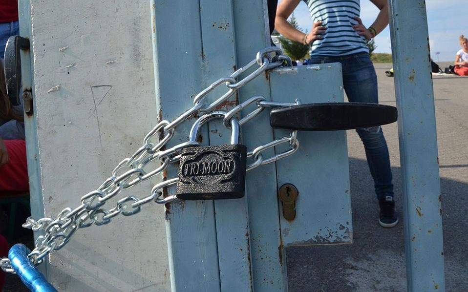 Υποχώρησαν τα κάγκελα σχολείου και τραυματίστηκε 7χρονος