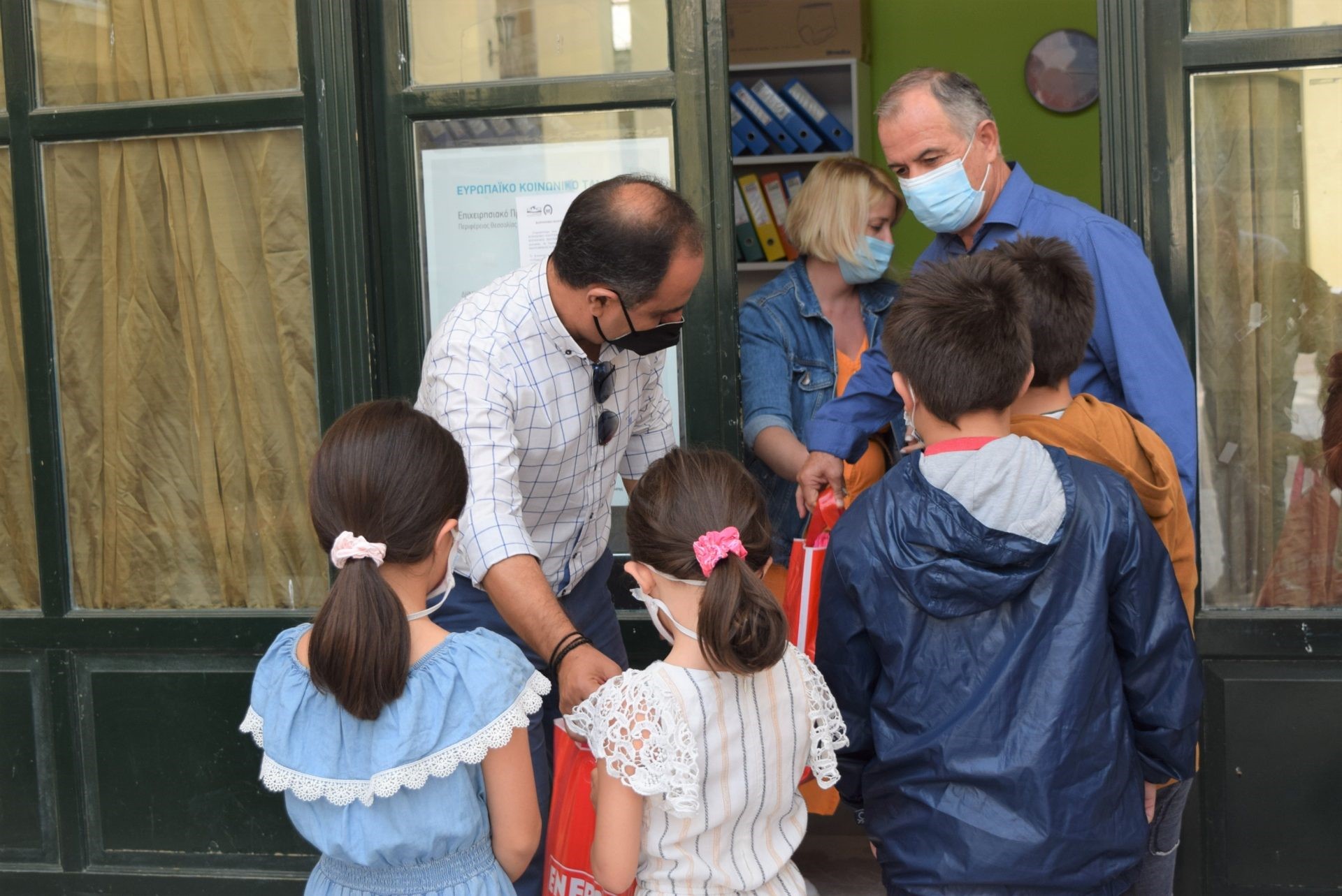 Σχολικά είδη για μαθητές από το Κοινωνικό Παντοπωλείο