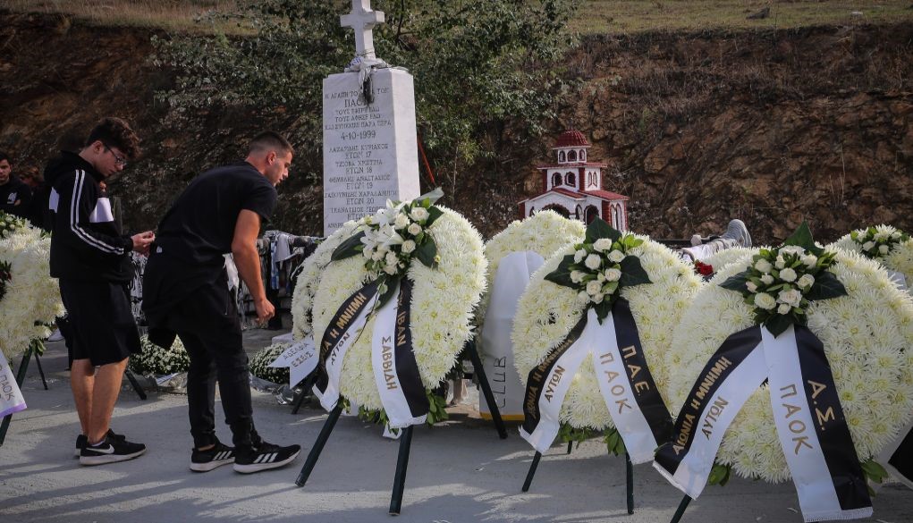 Αφαίρεσαν τις σημαίες του ΠΑΟΚ από το μνημείο