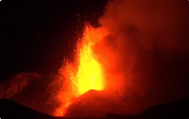 Η Αίτνα «ξύπνησε» - Το ηφαίστειο εκτόξευσε λάβα στα 100 μέτρα