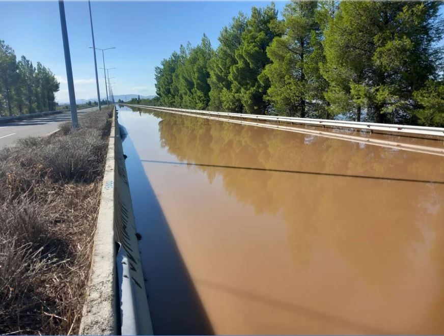 Kομμένη στα δύο η χώρα για 4η μέρα