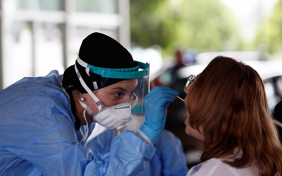Προς νέα μέτρα για να «φρενάρει» η πανδημία