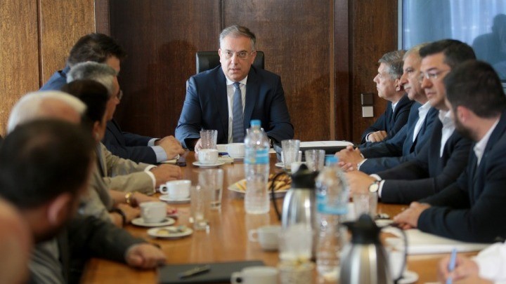 Στήριξη της κυβέρνησης στις περιφέρειες
