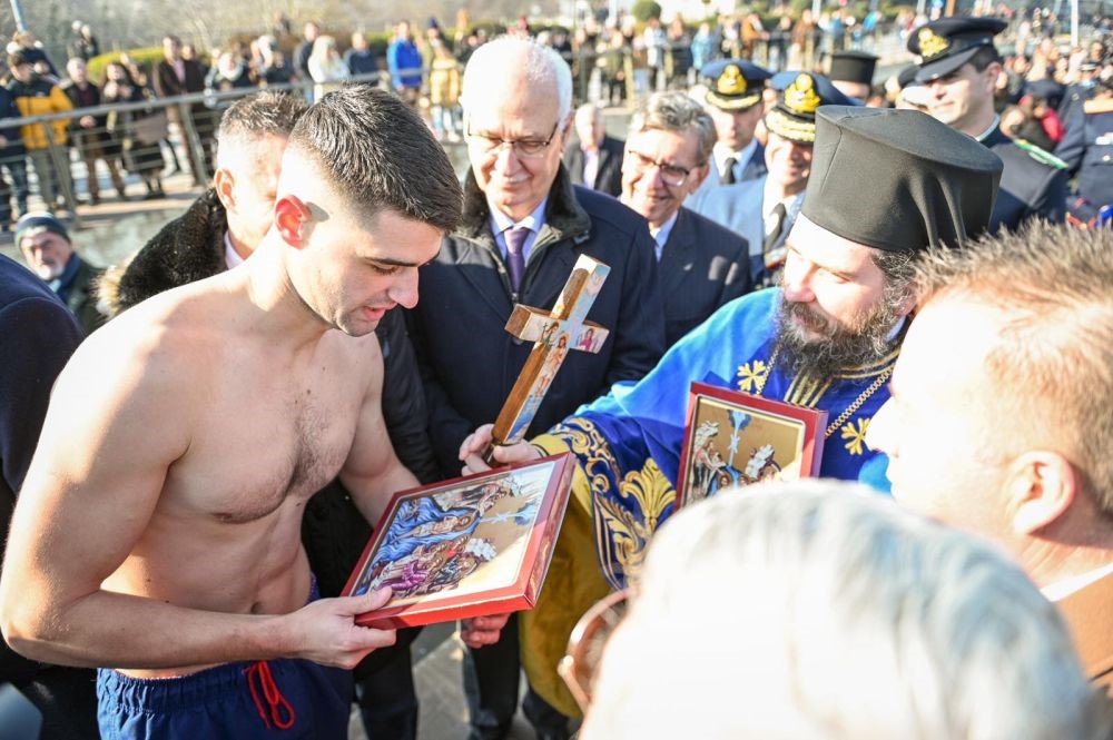 Με λαμπρότητα η Κατάδυση του Τιμίου Σταυρού στον Πηνειό 