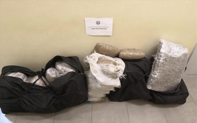 Έκρυβε σε θάμνους 57 κιλά χασίς