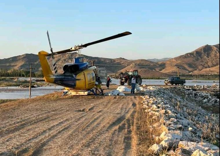 Με ελικόπτερα Σινούκ ζωοτροφές σε αποκλεισμένα χωριά (video)