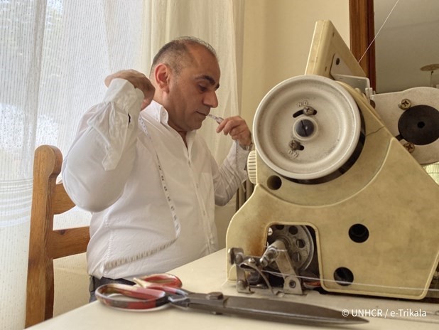 Οικογένεια προσφύγων φτιάχνει προστατευτικές μάσκες